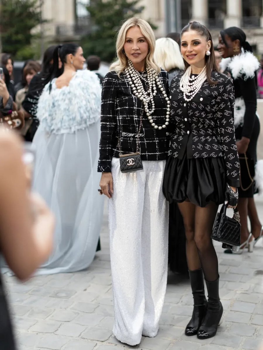 alldatmatterz_'s tweet image. Kanika Kapoor attending #ParisFashionWeek2025