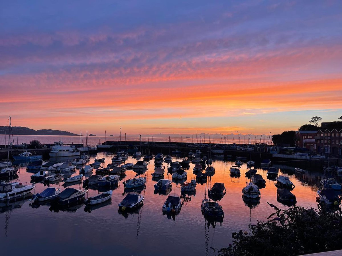 WOW, this is nature at its best! 👏 🤩 

Incredible views and dreamy colours over Paignton Harbour. ⛵ 🌅 

englishriviera.co.uk

#paignton #sunset #englishriviera #devon