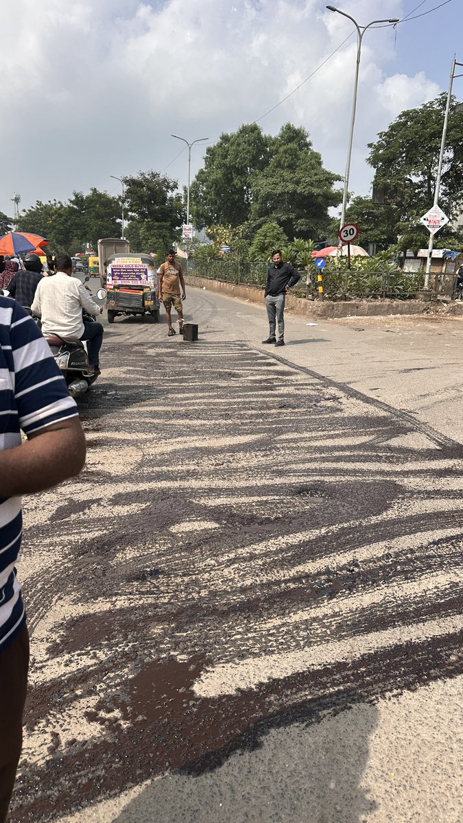 GhanshyamMakva9's tweet image. #kapodra
વોડ નંબર =૪ માં રોડ પેચ વર્ક ની કામગીરી હાથ ધરવામાં આવી 

#mukeshdalal
#CRPatil 
#harshsanghavi
#pareshpatel
#PrafulPansheriya 
#kumarkanani 
#kantibalar 
#sangitapatil
#kalubhimnath
#bjp4obcmorcha
#bjym
#bjp4gujarat
#bjpgujaratmahilamoracho