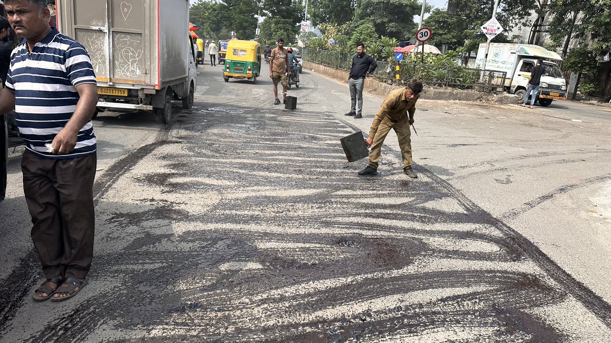 GhanshyamMakva9's tweet image. #kapodra
વોડ નંબર =૪ માં રોડ પેચ વર્ક ની કામગીરી હાથ ધરવામાં આવી 

#mukeshdalal
#CRPatil 
#harshsanghavi
#pareshpatel
#PrafulPansheriya 
#kumarkanani 
#kantibalar 
#sangitapatil
#kalubhimnath
#bjp4obcmorcha
#bjym
#bjp4gujarat
#bjpgujaratmahilamoracho