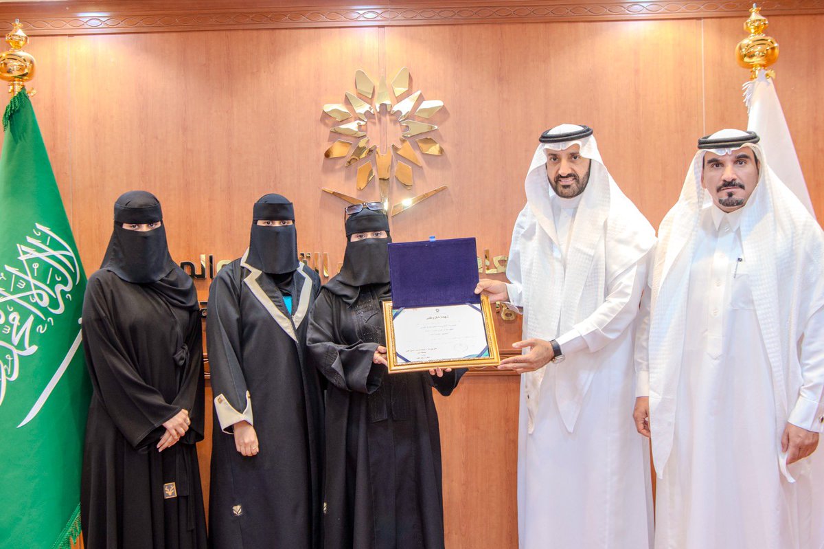 TVTC_HAILGD's tweet image. #تكريم ||
كرّم مدير عام إدارة #التدريب_التقني المهندس مشعل العفنان، المتدربة / أماني بنت محمد العنزي من معهد مشار العالي للتدريب بحائل في قسم تقنية الغذاء والبيئة، تخصص"حماية البيئة" وذلك لتفوقها الدارسي وحصولها على الدرجة الكاملة في الاختبار الشامل، ومعدل تراكمي (٥/٥).