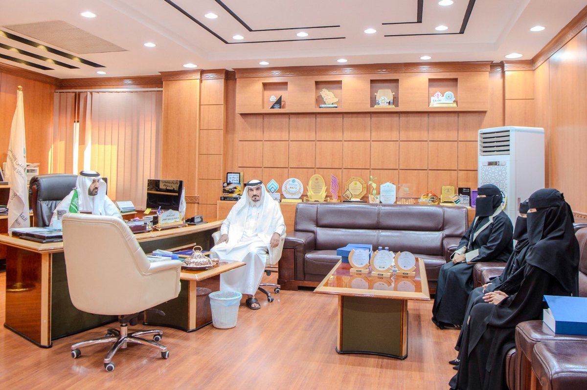 TVTC_HAILGD's tweet image. #تكريم ||
كرّم مدير عام إدارة #التدريب_التقني المهندس مشعل العفنان، المتدربة / أماني بنت محمد العنزي من معهد مشار العالي للتدريب بحائل في قسم تقنية الغذاء والبيئة، تخصص"حماية البيئة" وذلك لتفوقها الدارسي وحصولها على الدرجة الكاملة في الاختبار الشامل، ومعدل تراكمي (٥/٥).