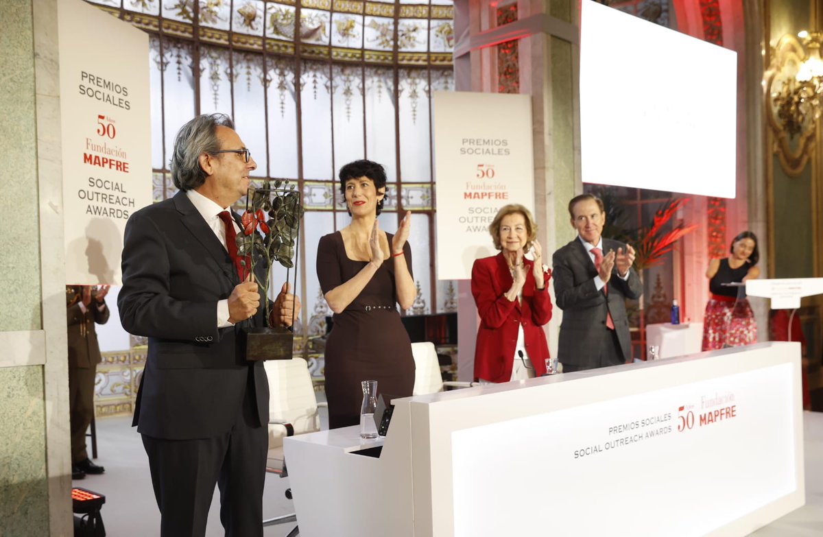 <a href="/CasaReal/">Casa de S.M. el Rey</a> <a href="/ahuertasmejias/">Antonio Huertas</a> <a href="/consorseguros/">CCS</a> <a href="/HabitatRepDom/">Hábitat Dominicana</a> “La solidaridad que transforma vidas es posible gracias al compromiso silencioso de millones de voluntarios". Premio 'Mejor entidad por su trayectoria social' a la Sociedad de San Vicente de Paúl. Recoge el galardón Juan Manuel Buergo Gómez, Pdte. Gral. Int. @ssvp_cgi - @ssvpe