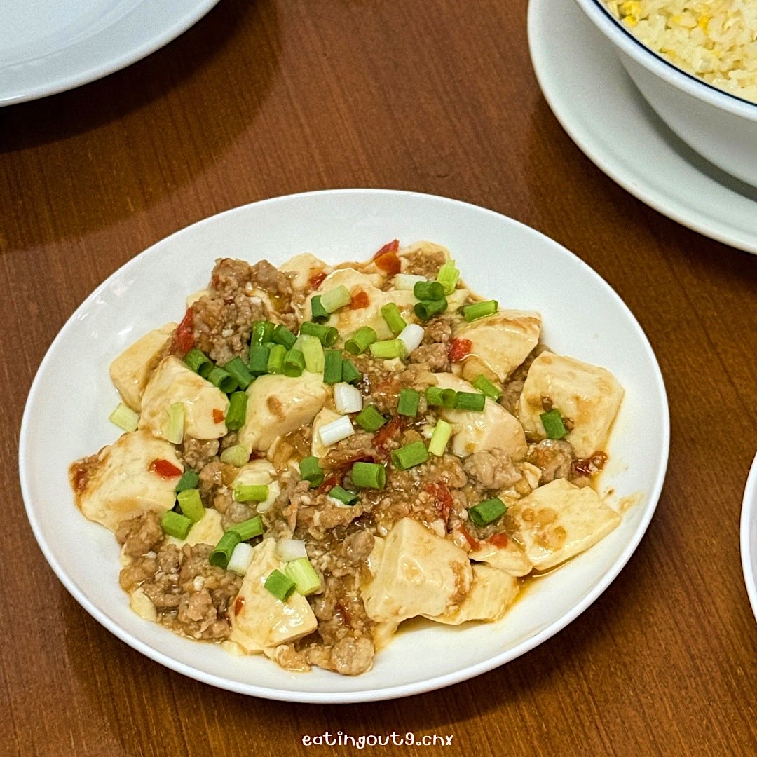 ครัว สิบลี้ หอมมะลิ 十里香—— ร้านอาหารจีนไทย-จีน แถวบ้านถวาย หางดง เป็นร้านที่ยังไม่แมส วันนั้นเราไปมีโต๊ะเราโต๊ะเดียวเองง เป็นฟีล home cook คุณลุง คุณป้า ทำอาหารให้ทาน เมนูอาจจะมีไม่เยอะมาก
เครื่องดื่มมีน้ำชาฟรีจ้าา

อ้านรีวิวเต็ม IG: eatingout9.cnx

#เชียงใหม่