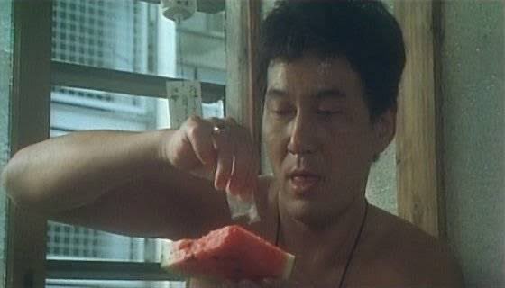 シャブ極道は始まった瞬間からスイカに塩の代わりにシャブをかけて食べるすごい映画です
