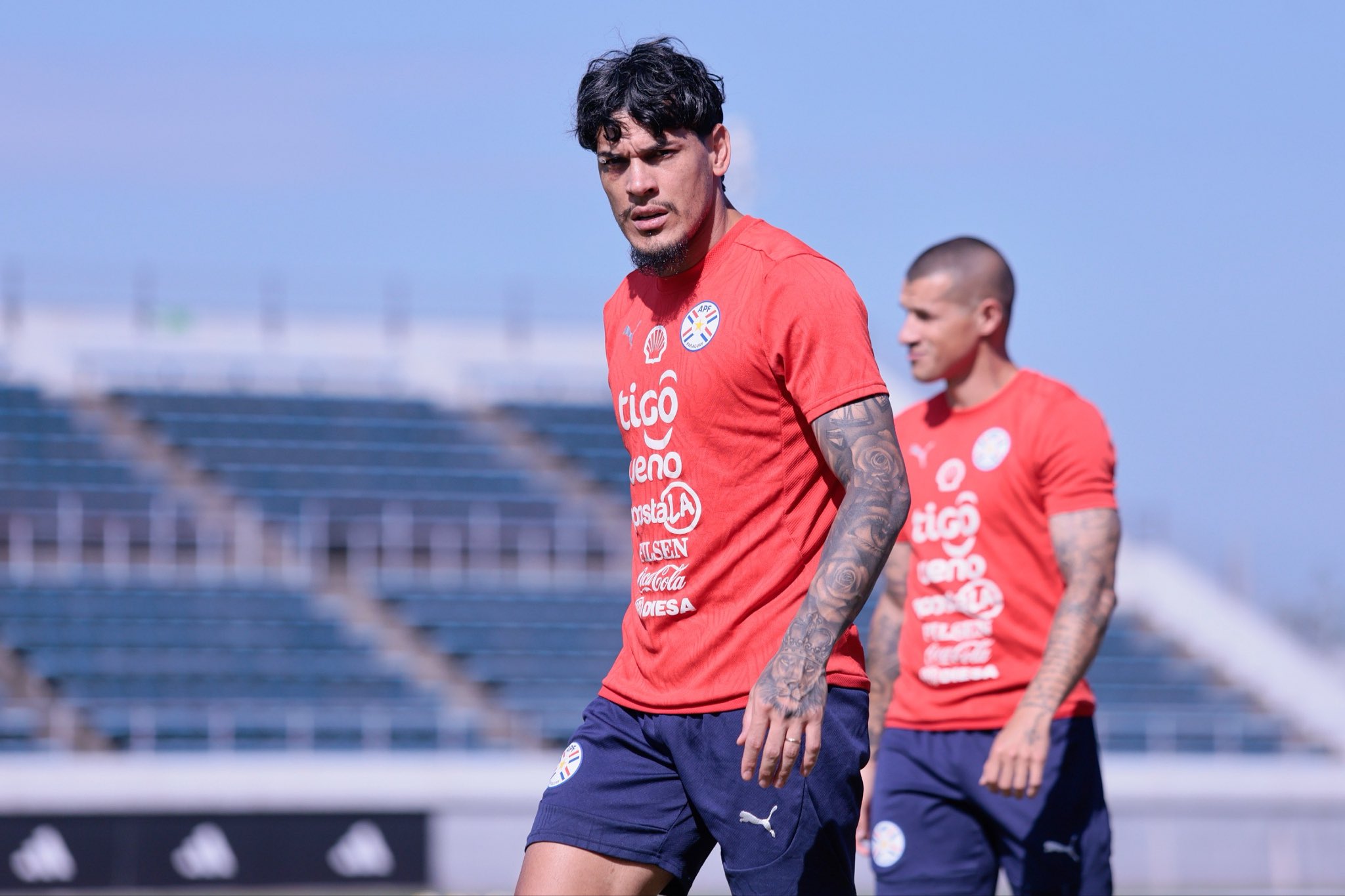 zagueiro Gustavo Gómez e o lateral-direito Alan Benítez em treino com a seleção paraguaia