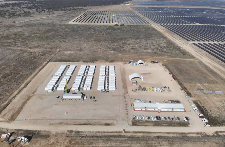 usuallyYJLee's tweet image. Watch out, #lithium world - #BESS is now gunning for 8-hour systems! Last month we saw the 50MW/400MWh Limondale project in NSW Australia commissioned, built with 144 $TSLA Megapacks. It was installed next to an existing 249MW #solar farm (see first pic).

In 2026 we will see the…