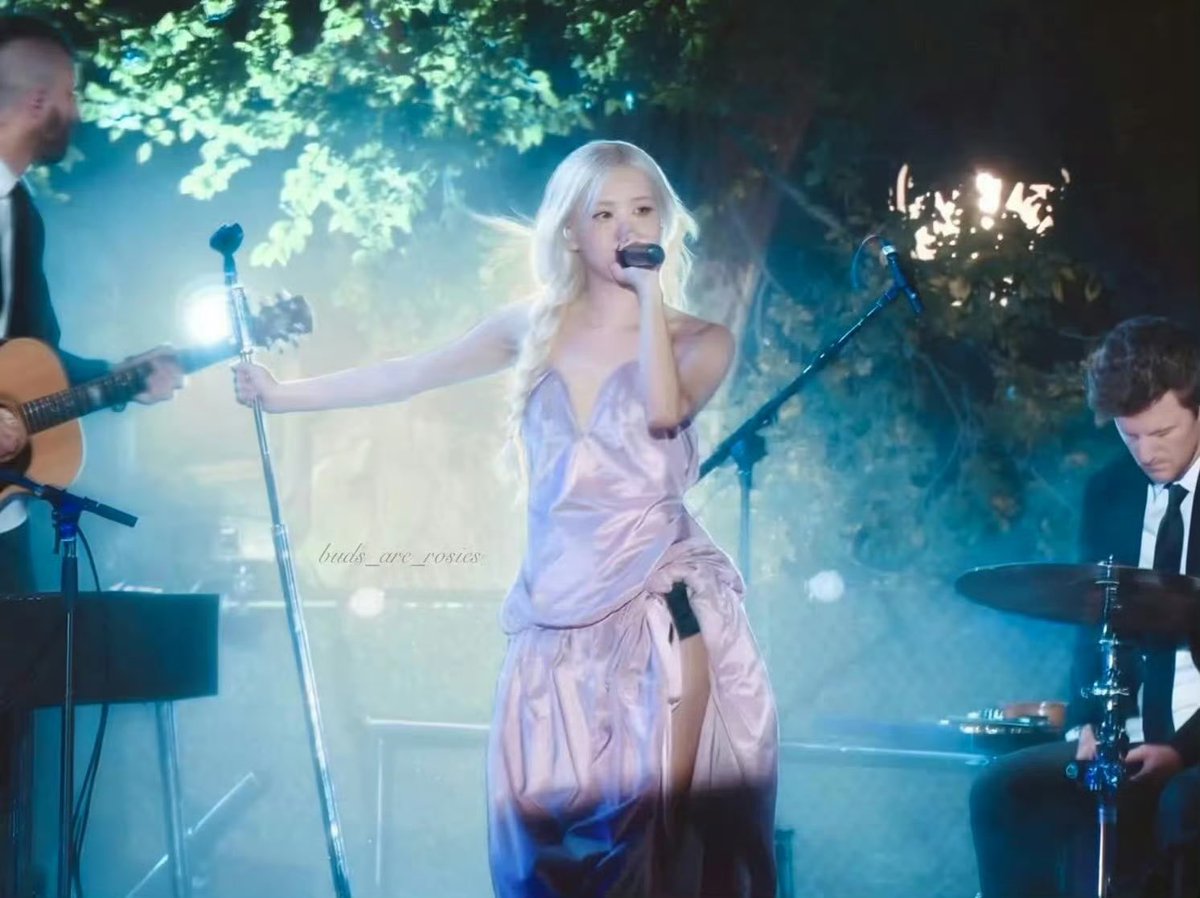 0211rxsy's tweet photo. The voice, the aura, the moment, all hers. https://t.co/rKwdKyNU6p