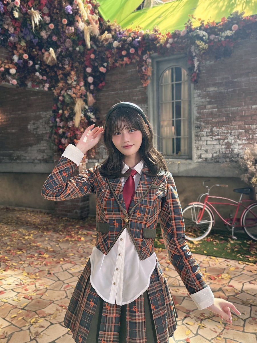 ＝LOVE 19thシングル
『 ラブソングに襲われる 』
本日発売となりました🐺♡✨

ゲットの報告とってもうれしいです🫶

最っ高の3曲はもちろん
メイキングや特典映像もお楽しみくだいねっっ！

沢山秋を感じられる大好きなシングルです🍂
是非いっぱい愛してください♪