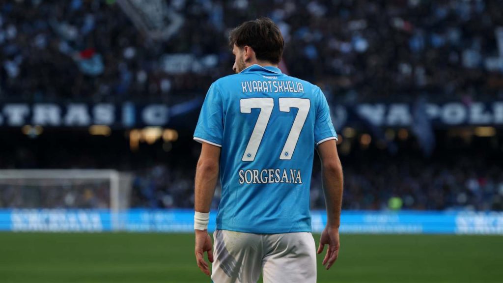 AndreaTiberio7's tweet image. Sono stato insultato perchè dicevo che Kvara era un calciatore professionista e lui no.

Uno viene sgridato dall'allenatore per scarso impegno, l'altro segna in finale di Champions dopo aver contribuito alla vittoria dello Scudetto dell'ex squadra.

Mi dispiace, non c'è rivincita