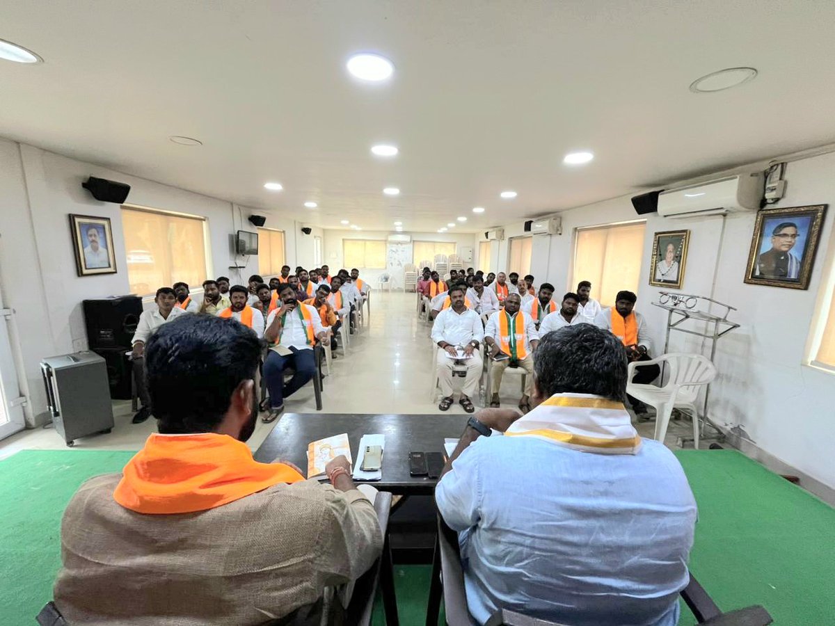 BJPMadhukarAP's tweet photo. నేడు యువమోర్చా ఉత్తరాంధ్ర జోనల్ సమావేశం విశాఖపట్నంలో జరిగింది.ఈ సమావేశంలో రాబోయే రోజుల్లో చేయవలసిన కార్యక్రమాల గురుంచి చర్చించడం జరిగింది.. https://t.co/tieAKNqXze