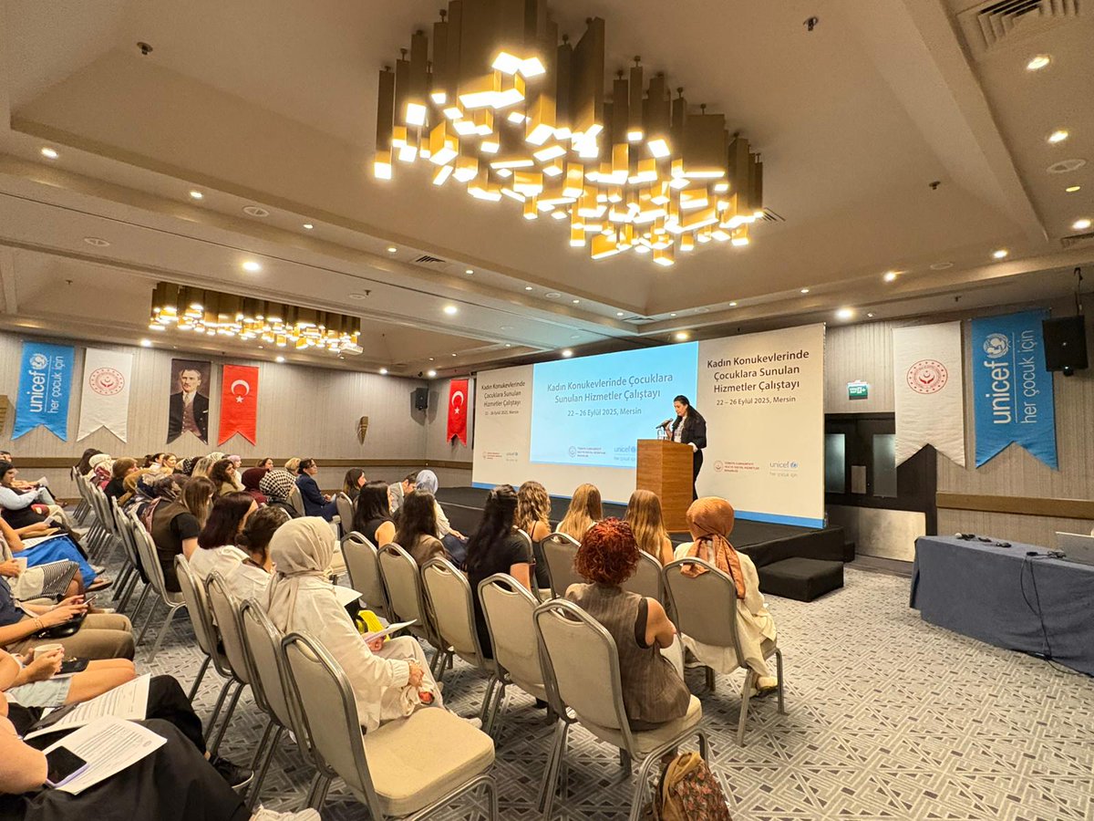 Başkanlığımız koordinesinde, Bakanlığımız <a href="/ksgm_ashb/">Kadının Statüsü GM</a>  ile <a href="/unicefturk/">UNICEF Türkiye</a>  iş birliğinde “Kadın Konukevlerinde Çocuklara Sunulan Hizmetler Çalıştayı” düzenlendi.

Haberin devamı için👇
aile.gov.tr/eydb 

<a href="/tcailesosyal/">T.C. Aile ve Sosyal Hizmetler Bakanlığı</a> <a href="/MahinurOzdemir/">Mahinur Özdemir Göktaş</a>