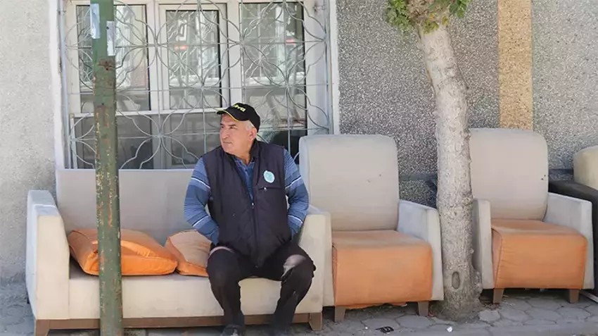 Eskişehir belediyesi otobüs durağına bank koyamayınca vatandaş evindeki koltuğu koymuş.Vergilerimiz nerede ?