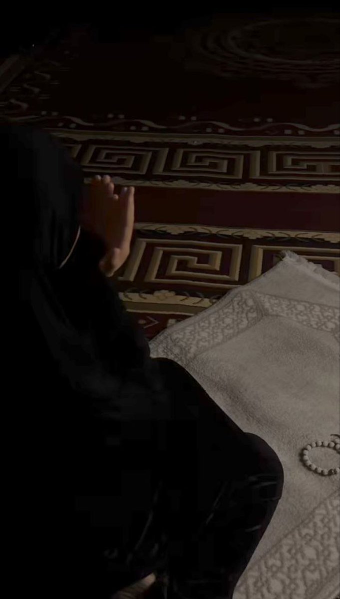 -كُلُّ تعْقِيدَات الدُّنيَا حَلُّها في السَّمَاء 

إِلَىٰ المُنكَسِرة قُلُوبهم❤️‍🩹 .