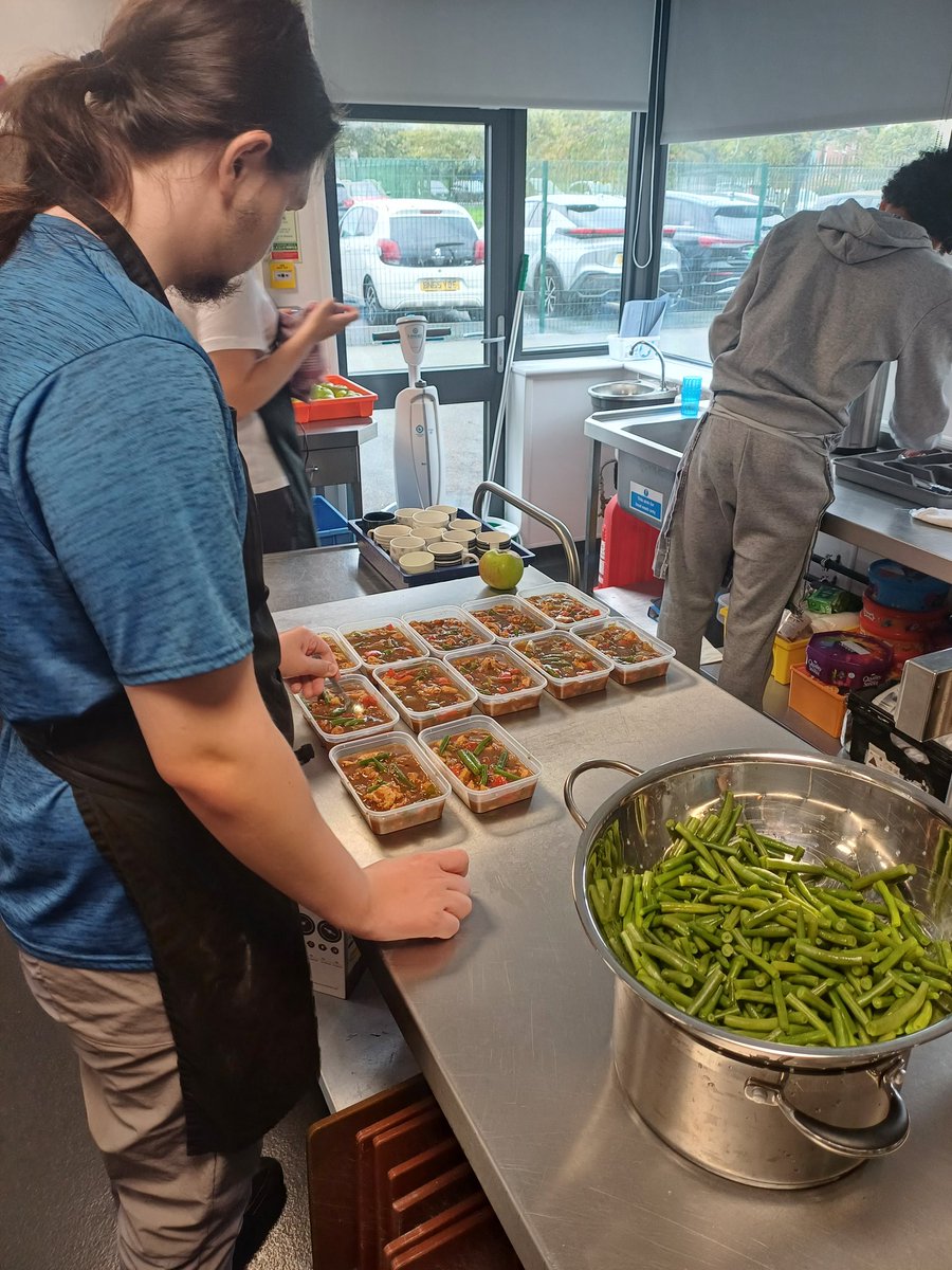 altbridgepost16's tweet photo. Lots of teamwork in the kitchen today 💪👨‍🍳 #lifeskills https://t.co/vRJQAcVFZe