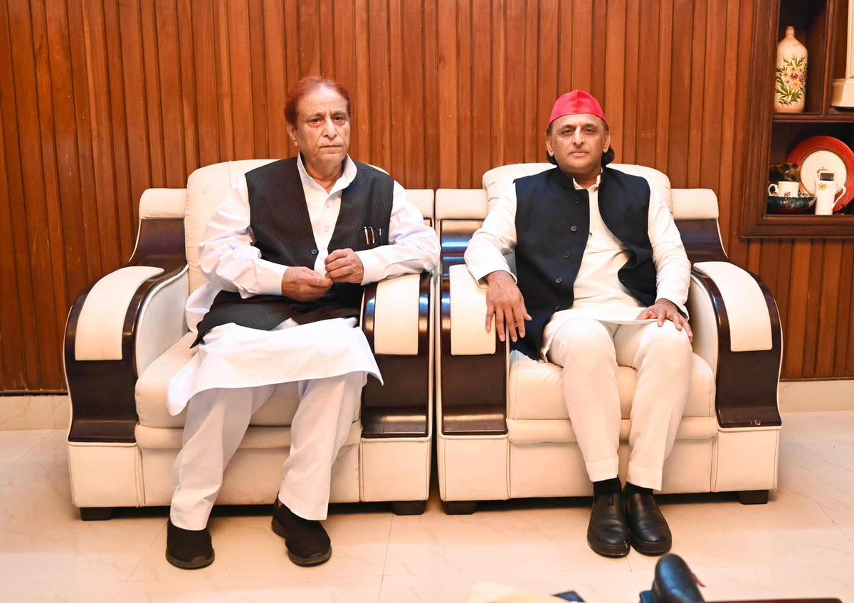 Anandyadav024's tweet image. आज की सबसे खूबसूरत तस्वीर! 
समाजवादी पार्टी के राष्ट्रीय अध्यक्ष श्री अखिलेश यादव जी एंव आजम खान दोनों लोग मुलाकात की और उस जगह कोई और दूसरा नहीं था ❣️
#आज़म_खान