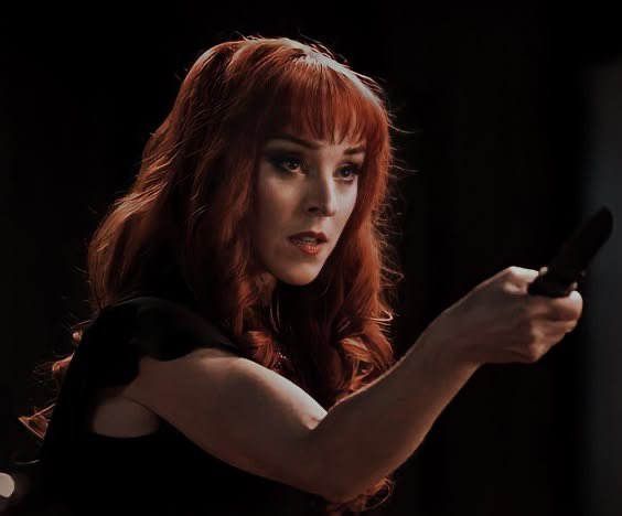 winchles's tweet image. Guys, I need help. Które zdjęcie Roweny narysować? #rt #tweetme