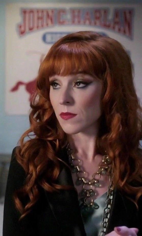 winchles's tweet image. Guys, I need help. Które zdjęcie Roweny narysować? #rt #tweetme