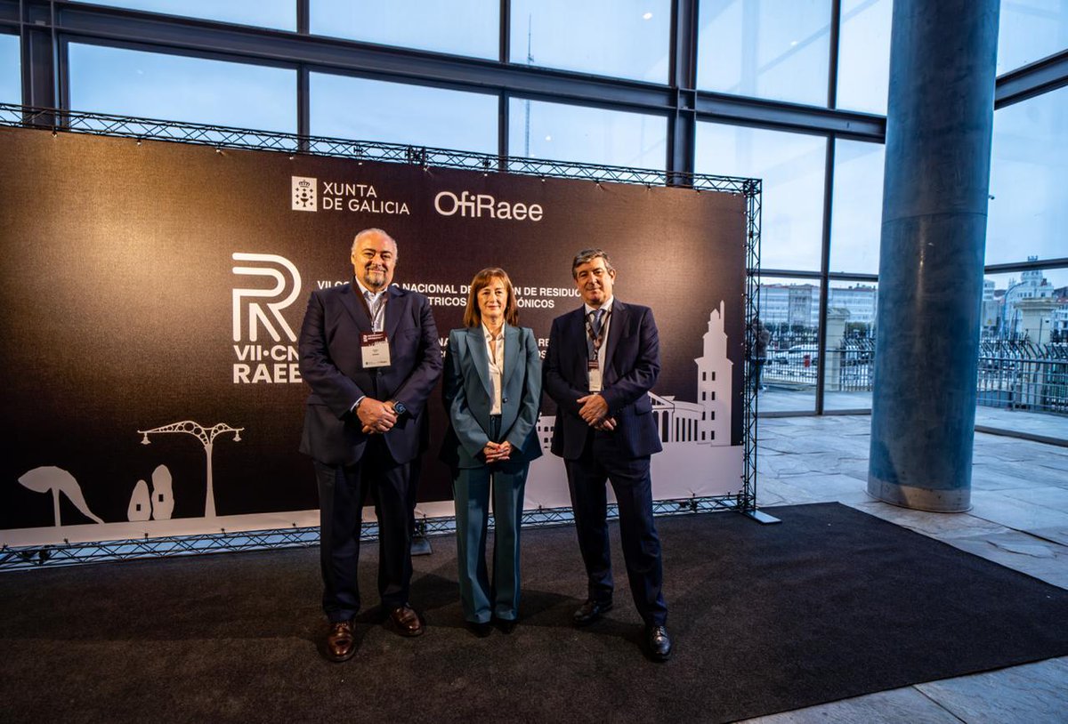 CongresoRAEE's tweet photo. En la imagen Mª José Echevarría Moreno, de @Xunta 
junto con Andreu Vilà y Luis Moreno, de #OFIRAEE organizadores del #VIICongresoNRAEE

Gracias a todos los colaboradores, ponentes y asistentes #congresoraee #congresoraee2025 https://t.co/iaHRHJuLvN