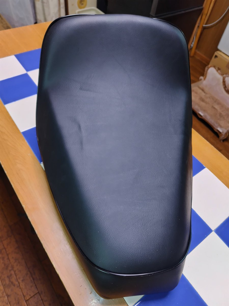 古い皮やから折れシワ合ったけどまあまあ綺麗に貼れたかなぁ？
#ロードフォックス