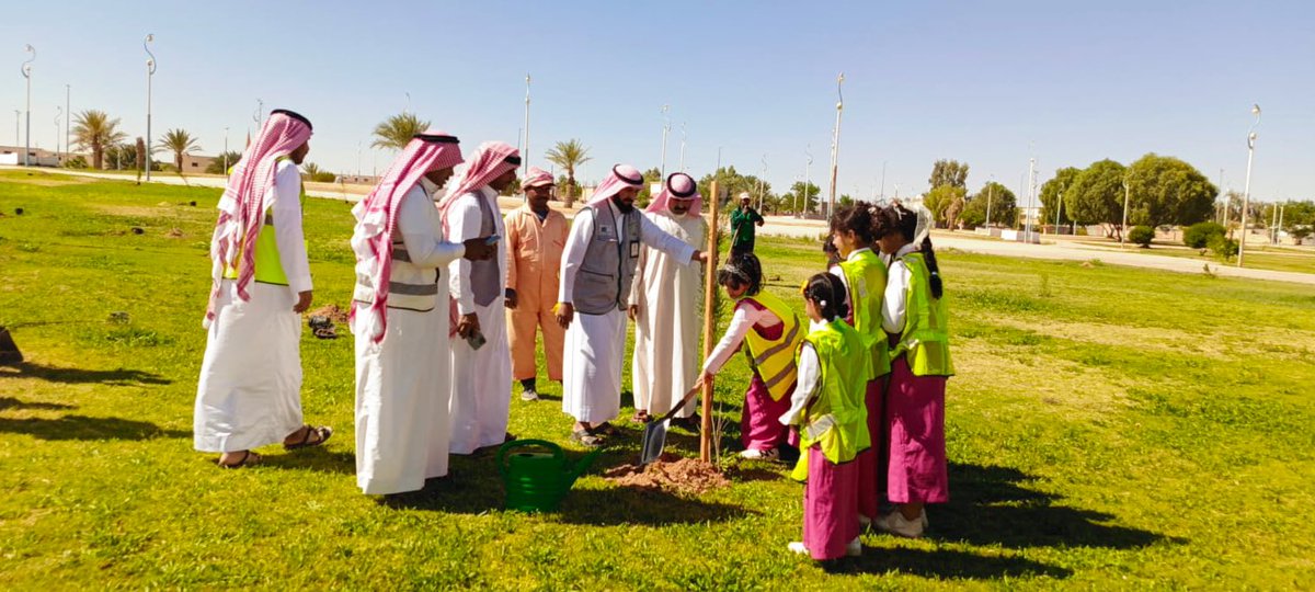 abuajramUN's tweet photo. استكمالاً  لأعمال مبادرة #الجوف_واحة_خضراء في موسمها الثالث عشر و مبادرة #السعودية_الخضراء 
تواصل بلدية ابو عجرم زراعة  الأشجار  والشجيرات في حديقة مكتب خدمات ميقوع حسب الخطه المعتمدة بمشاركة طالبات مدرسة الابتدائية في ميقوع الاولى ومنسوبي وعمال مكتب خدمات ميقوع. https://t.co/kPHHzGaesB