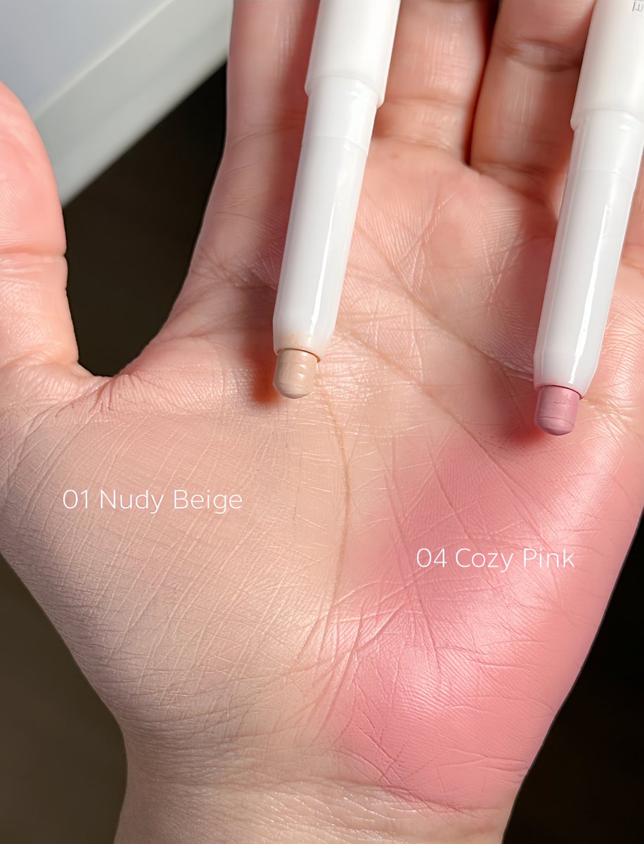 WiJupiter's tweet image. ปากคล้ำอยากให้กลบมิดๆๆ สี01 โทนเดียวกับคอนซีลเลอร์เลย ช่วยเคลียร์สีปากดี✨👏🏼
รุ่นใหม่ทำมาทนขึ้นน แต่เนื้อยังนุ่มเขียนง่าย👄 💖👉🏻04 ชมพูคูลโทน