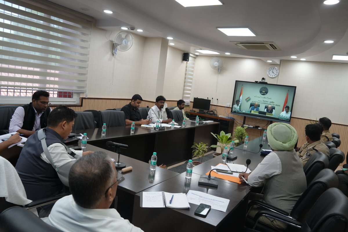 BiharHomeDept's tweet image. भारत निर्वाचन आयोग के निर्देशानुसार सोशल मीडिया मॉनिटरिंग और फेक न्यूज नियंत्रण पर महत्वपूर्ण बैठक आयोजित
आज भारत निर्वाचन आयोग के निर्देशन में वीडियो कॉन्फ्रेंसिंग के माध्यम से सोशल मीडिया मॉनिटरिंग एवं फेक न्यूज नियंत्रण पर बैठक सम्पन्न हुई।
#FakeNewsControl
#BiharElections2025