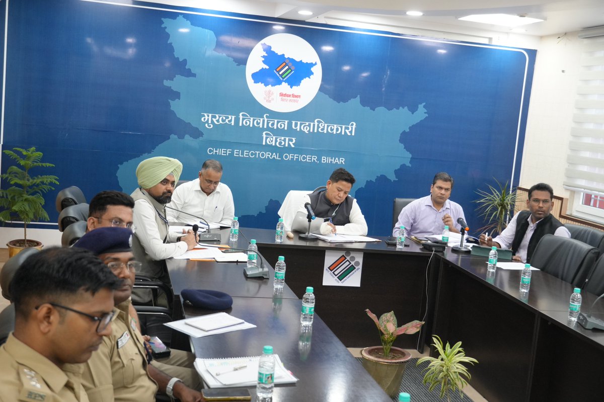 BiharHomeDept's tweet image. भारत निर्वाचन आयोग के निर्देशानुसार सोशल मीडिया मॉनिटरिंग और फेक न्यूज नियंत्रण पर महत्वपूर्ण बैठक आयोजित
आज भारत निर्वाचन आयोग के निर्देशन में वीडियो कॉन्फ्रेंसिंग के माध्यम से सोशल मीडिया मॉनिटरिंग एवं फेक न्यूज नियंत्रण पर बैठक सम्पन्न हुई।
#FakeNewsControl
#BiharElections2025