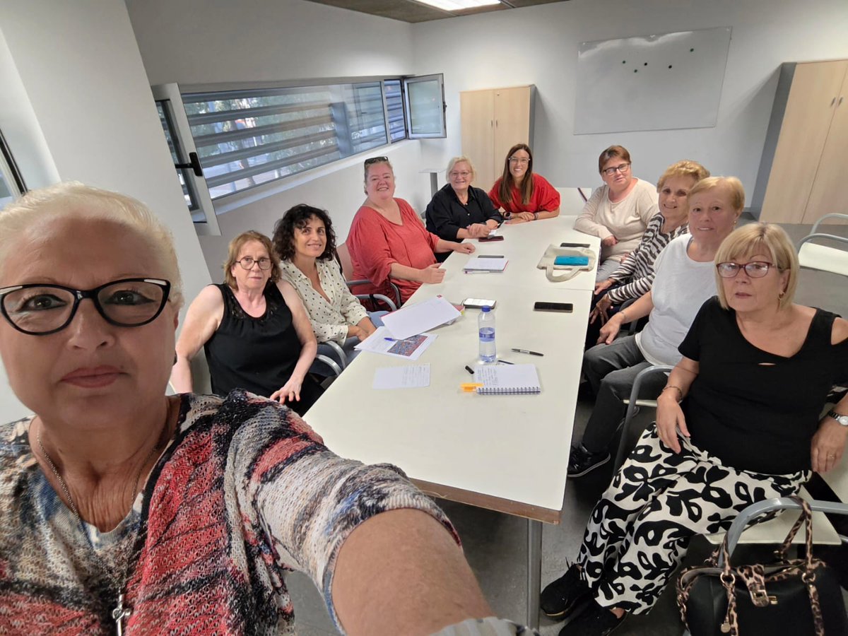 Ahir ens vam tornar a reunir el Consell Municipal de les Dones, per començar a preparar les activitats del 25 de Novembre, Dia Internacional contra la Violència de Gènere. Se vienen cositas!!