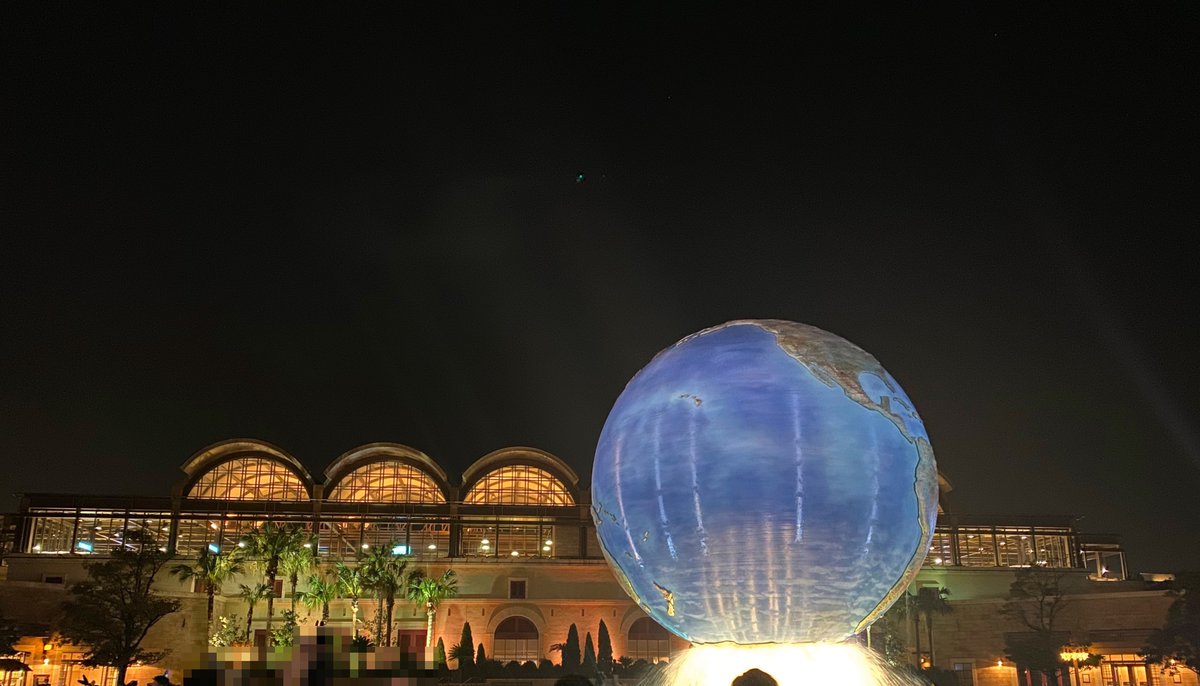 ディズニーシーの入り口「ディズニーシー・プラザ」って、
入る時はワクワクするのに、帰る時はちょっと切ないよね？

実はその感情、音楽が演出してるんだよ🎵

昼はオーケストラバージョンで、
夜はシンセサイザーverに変わる✨

だから、同じ場所なのにまるで“別の世界”みたいに感じる。