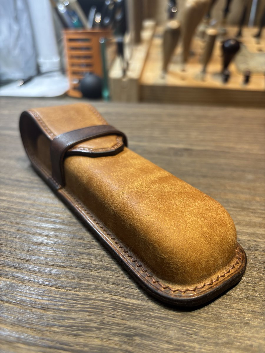 leatherkawafuku's tweet photo. オータムカラーの万年筆ケース🖋️
革絞りで成形した丸みのあるデザインがオシャレ✨
オンラインショップで販売中です🍀

https://t.co/K5f427RNbw https://t.co/eW8aJiCGQL