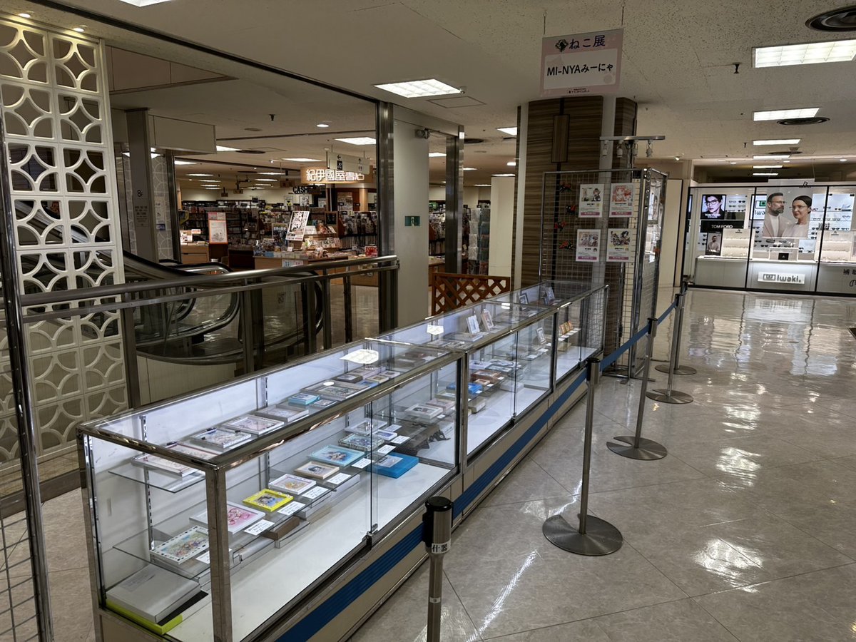 明日、10月9日は「偉人たちの恋文物語」の発売日!&吉祥寺ねこ展の初日です💛なんと、吉祥寺のジュンク堂で「偉人たちの恋文物語」が日本編世界編が並んでおかれているという情報が✨ねこ展の後はジュンク堂に寄ってみてくださいね～🐈📗📙 
