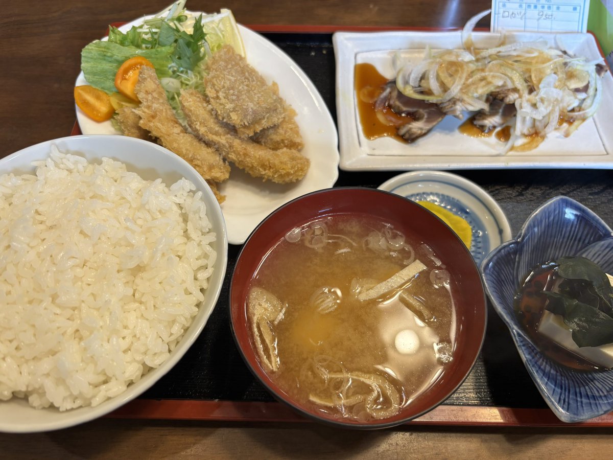 能代にて健康身体の後、久々に秋桜。店主が体調不良らしくメニュー制限ありましたが、一口カツとカツオ定食は健在。物価高騰ですが、ご飯の盛りも相変わらず。納得感のある内容で満足でしたー。