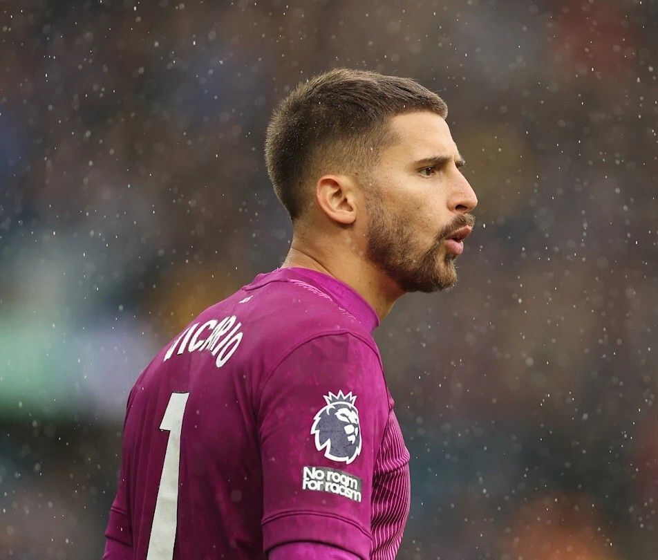 DataMB_'s tweet image. 🇮🇹🧤 Guglielmo Vicario vs Premier League Goalkeepers

🥇 Prevented goals — 1st
🥇 Save percentage % — 1st
🥇 Touches — 1st
🥇 Passes completed — 1st
🥇 Short passes completed — 1st

No goalkeeper in the completed more passes or short passes in Europe’s major leagues 🎯

👨‍💼 Top 7…