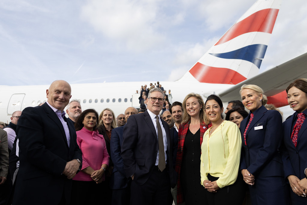UKinIndia's tweet image. Prime Minister Keir Starmer is in Mumbai leading the largest ever UK trade mission to India. This visit will:

➡️ Build on the momentum of the 🇬🇧🇮🇳 trade deal
➡️ Unlock new opportunities and secure investments
➡️ Enhance partnership across AI, telecoms, and defence technology