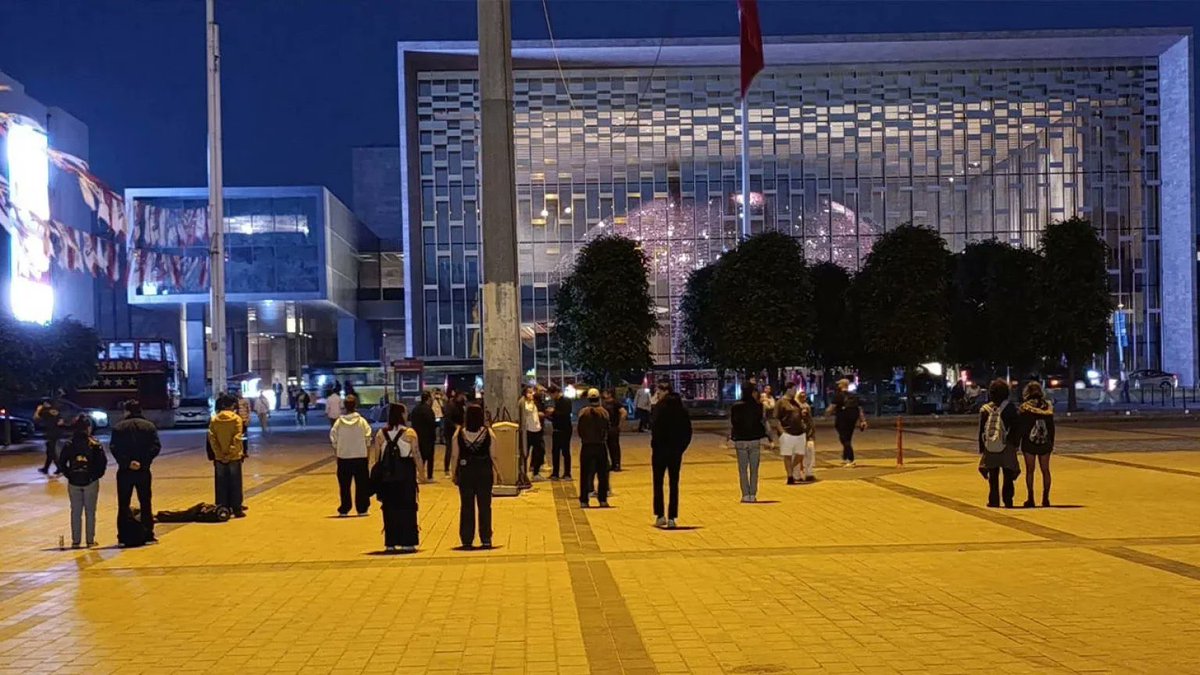 Taksim'de "Duran Adam" eylemine katıldıkları gerekçesiyle gözaltına alınan 19 genç hakim karşısında:

"Sadece durduğum için kolluk kuvvetleri tarafından insan onuruna yakışmayacak biçimde zorbalığa uğradım. 

Burada yargılanacak olan arkadaşlarım ve ben değiliz, tarafların