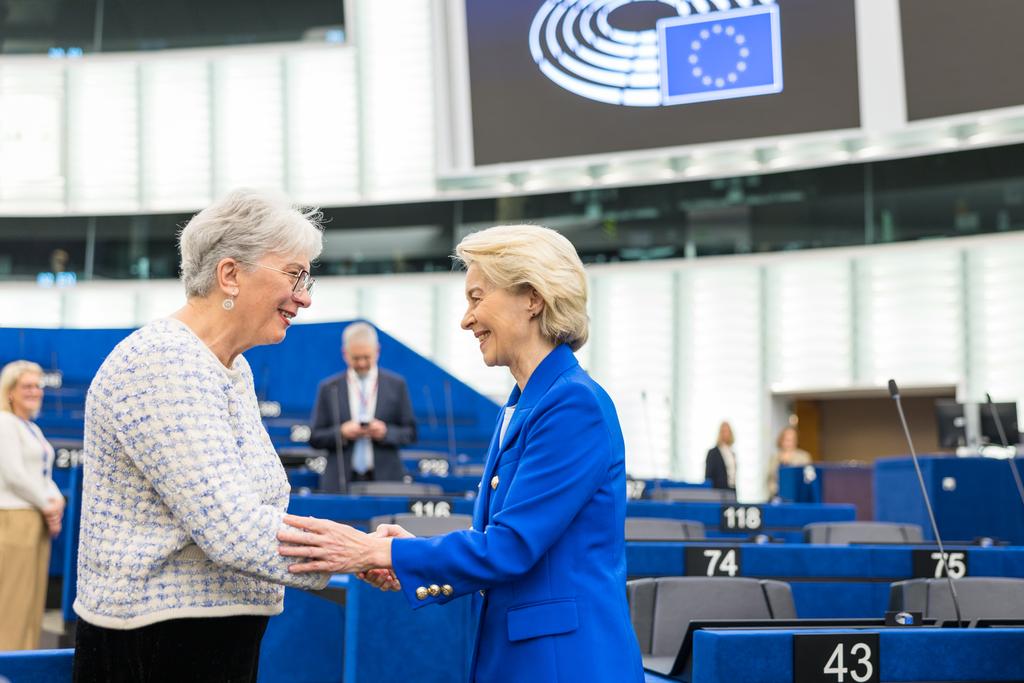 🇪🇺Moments no šodienas - Eiropas Parlamentā apsveicot Eiropas Komisijas prezidenti <a href="/vonderleyen/">Ursula von der Leyen</a> dzimšanas dienā un vēlot izturību politiskajos uzbrukumos un Krievijas provokāciju viļņos.