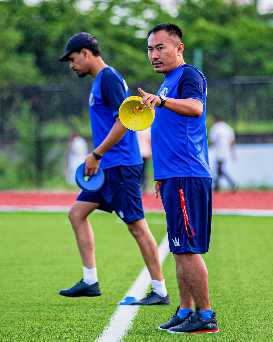 RajasthanUnited's tweet image. Reserve team coaches in blue, straight on the pitch and already setting the tempo 🥁⚡️

 #rufcacademy #newcoaches #newfaces #inaction #inblue #desertwarriors #newhype