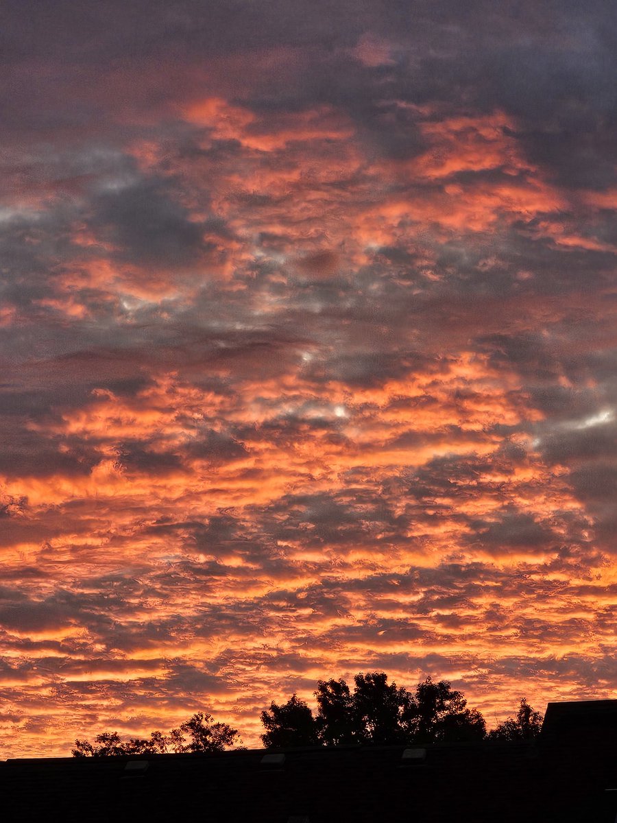 This morning's sunrise from VA Beach <a href="/NWSWakefieldVA/">NWS Wakefield</a> <a href="/wxmanricky/">Ricky Matthews</a> <a href="/JeffEdmondsonWX/">Jeff Edmondson</a>