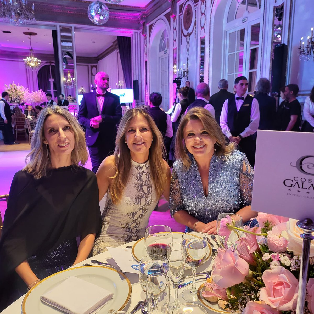 Una noche donde la empatía, el compromiso y la generosidad nos recordaron que el verdadero valor de las acciones está en lo que generamos en los demás.

Tuve el honor de participar de una nueva edición de #FamososporlaVida. Gracias  @FUNDALEU 🤍

#FUNDALEU #Solidaridad