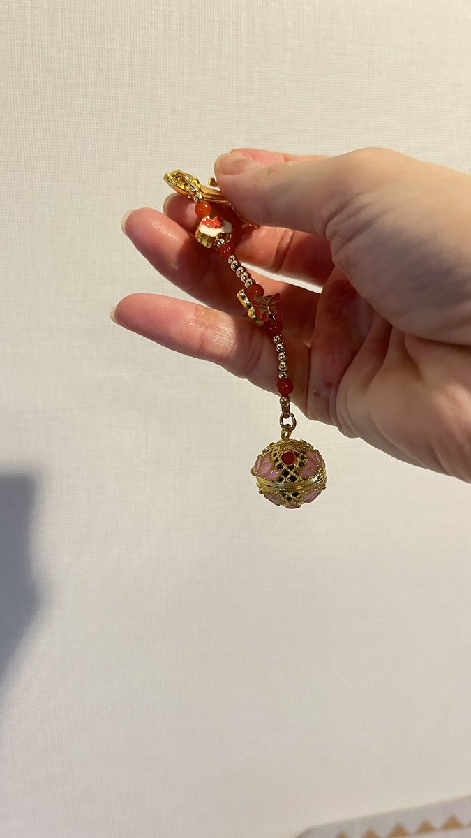 sunairoasia's tweet photo. 中国人の友達からもらった”香薰球”というアロマボール。専用の入れ物にアロマボールを入れて服につけたり箪笥に入れたりできるみたい。嗅いだら中国生活を思い出す懐かしい匂い。 
お土産にもらって嬉しいアイテム☺️ https://t.co/4Q2dii0Eca