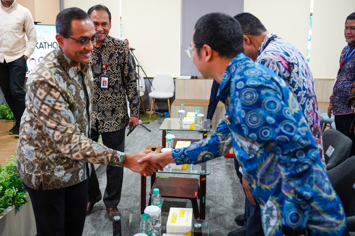 blockdev_id's tweet photo. Sesi dilanjutkan sambutan dari Bapak Hasan Fawzi – Kepala Eksekutif Pengawas IAKD @ojkindonesia, serta sesi pemaparan kegiatan hackathon &amp; QnA bersama @blockdev_id 

Ini menjadi awal dari perjalanan menuju solusi inovatif di Infinity Hackathon 2025. @ekraf_ri @blockchainindo https://t.co/vNVIOMVSUW