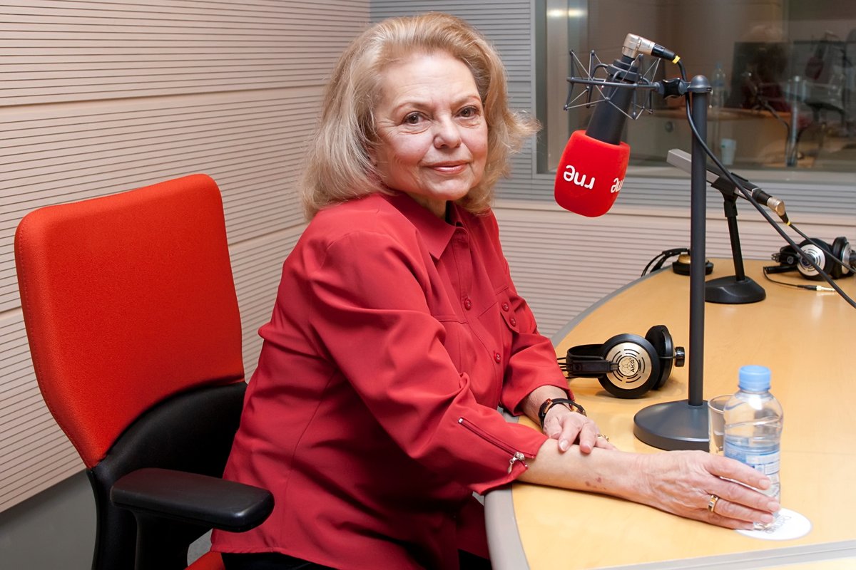 📷𝐌𝐀𝐘𝐑𝐀 𝐆𝐎́𝐌𝐄𝐙-𝐊𝐄𝐌𝐏 nos visitó en 2016 para hablar de '𝐔𝐧, 𝐝𝐨𝐬, 𝐭𝐫𝐞𝐬...'. Ahora, en el 1º aniversario de su muerte, el 𝟏𝟑 𝐝𝐞 𝐨𝐜𝐭𝐮𝐛𝐫𝐞 𝐝𝐞 𝟐𝟎𝟐𝟒, la recordamos con <a href="/MiguelHerreroSJ/">Miguel Herrero</a> , sus hijastras y colegas <a href="/rne/">Radio Nacional</a> <a href="/rtve/">RTVE</a> 
tinyurl.com/4mdxx9up