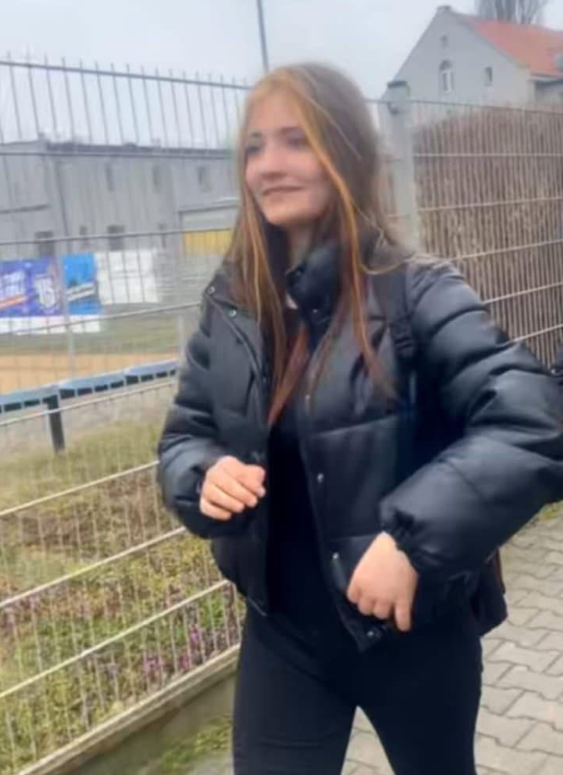 Sluzby_w_akcji's tweet photo. PILNE❗️15-letnia Maja Boniek ze Starej Huty w gminie Krośnice zaginęła. Wyszła z domu 5 października rano, między godziną 8:00 a 9:00, pod nieobecność rodziny.

Tego samego dnia około godziny 13:45 skontaktowała się z matką przez aplikację Messenger, pisząc: „Za 15 minut będę w domu”.

Od tego momentu nie nawiązała żadnego kontaktu ani z rodziną, ani z przyjaciółmi, a jej telefon pozostaje nieaktywny od dnia zaginięcia. 

Nie zabrała ze sobą rzeczy osobistych. Rodzina uważa, że może przebywać w towarzystwie 23-letniego mężczyzny o imieniu Oskar.  Dziewczyna „nigdy wcześniej nie znikała ani nie sprawiała problemów wychowawczych”.

Maja ma około 160 cm wzrostu, ciemne włosy (z dwoma pasemkami blond po bokach) oraz brązowo-zielone oczy.