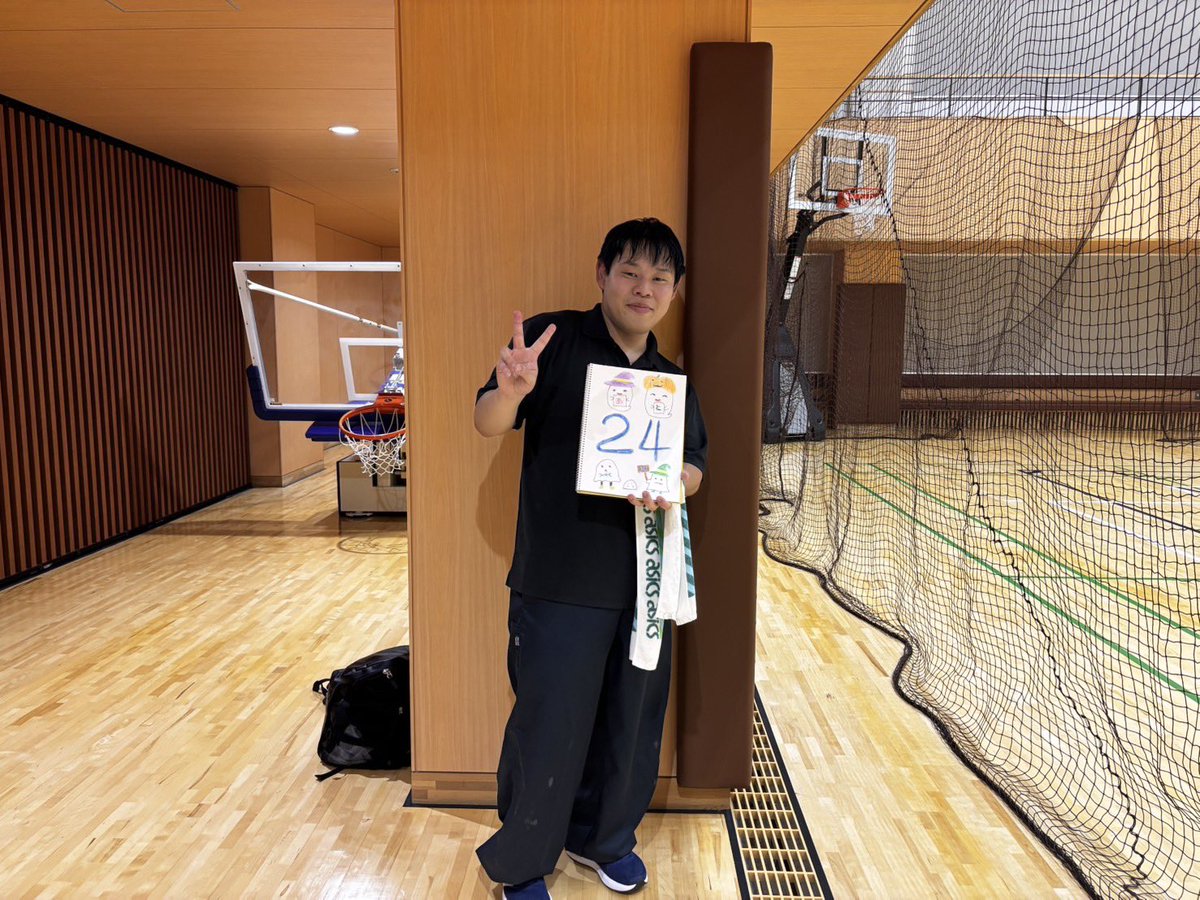 act_4351's tweet photo. 皆さんこんにちは！#新芸組遊駆人 です🎇

\学祭まであと24日‼️/

本日はフレッシュな1年生✨️のはずが...なんと飛び出してきたのはまさかの先輩ボーイズ？！🤣

とても騒がしいですね。。

カウントダウンは4年生が書いてくれました👏🏻

まだまだ投稿は続きます！よろしくお願いします🙇‍♀️ https://t.co/f05Ct07Vom
