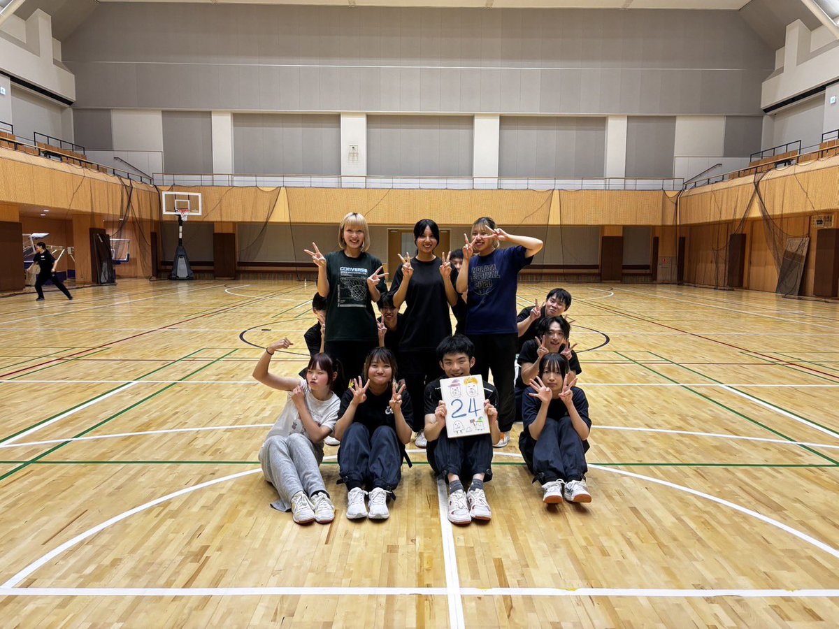 act_4351's tweet photo. 皆さんこんにちは！#新芸組遊駆人 です🎇

\学祭まであと24日‼️/

本日はフレッシュな1年生✨️のはずが...なんと飛び出してきたのはまさかの先輩ボーイズ？！🤣

とても騒がしいですね。。

カウントダウンは4年生が書いてくれました👏🏻

まだまだ投稿は続きます！よろしくお願いします🙇‍♀️ https://t.co/f05Ct07Vom