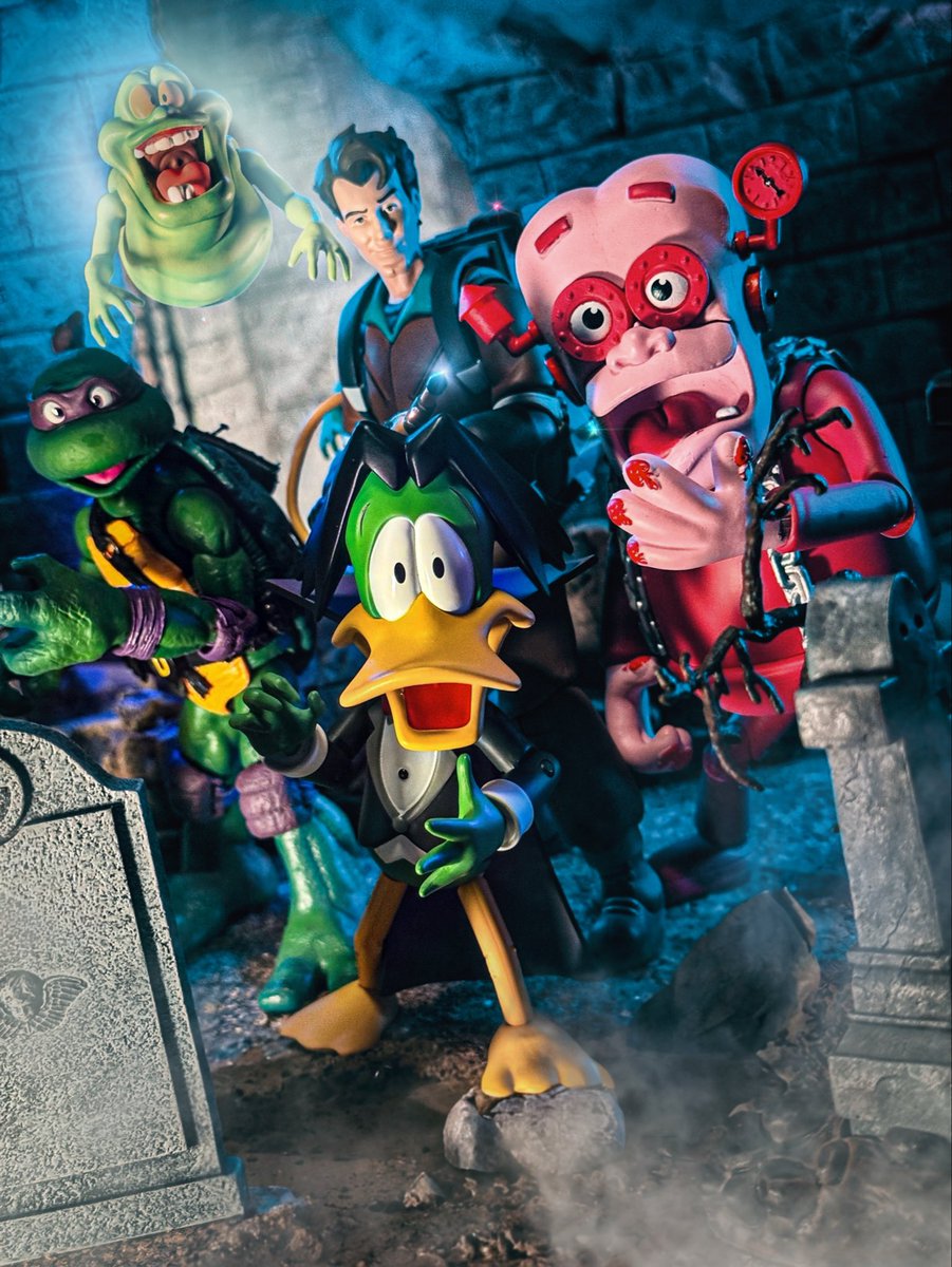 toyetic40s's tweet image. “What’s to worry about?” It’s just a stroll across a haunted, monster infested grave yard…”

#PeterVenkman #Slimer #Mondo #MondoToys #RealGhostbusters #Donatello #Mezco #MezcoToyz #Frankenberry #JadaToys #CountDuckula #ACTIONFIGURES #ToyPhotography 

@MondoNews @mezcotoyz
