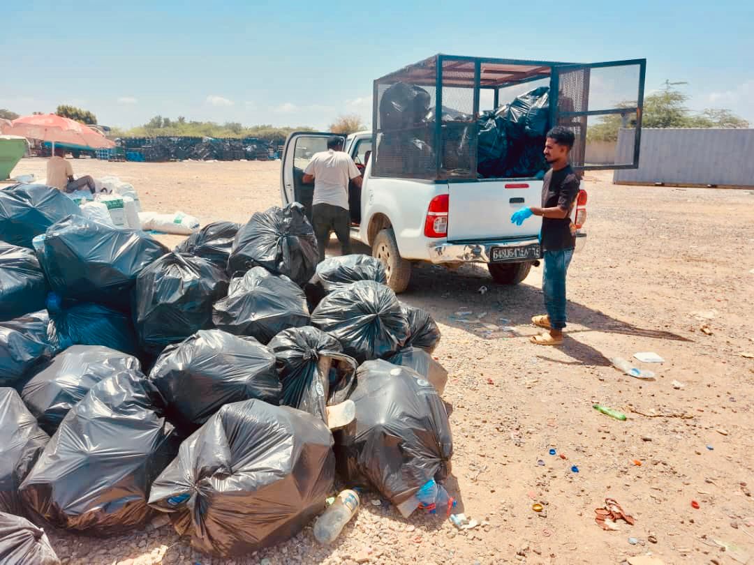 🌿 Une belle journée qui commence avec la livraison de dizaines de kilos de plastique par CIFA 💪 Merci pour cet engagement envers un #DjiboutiPlusVert ♻️
