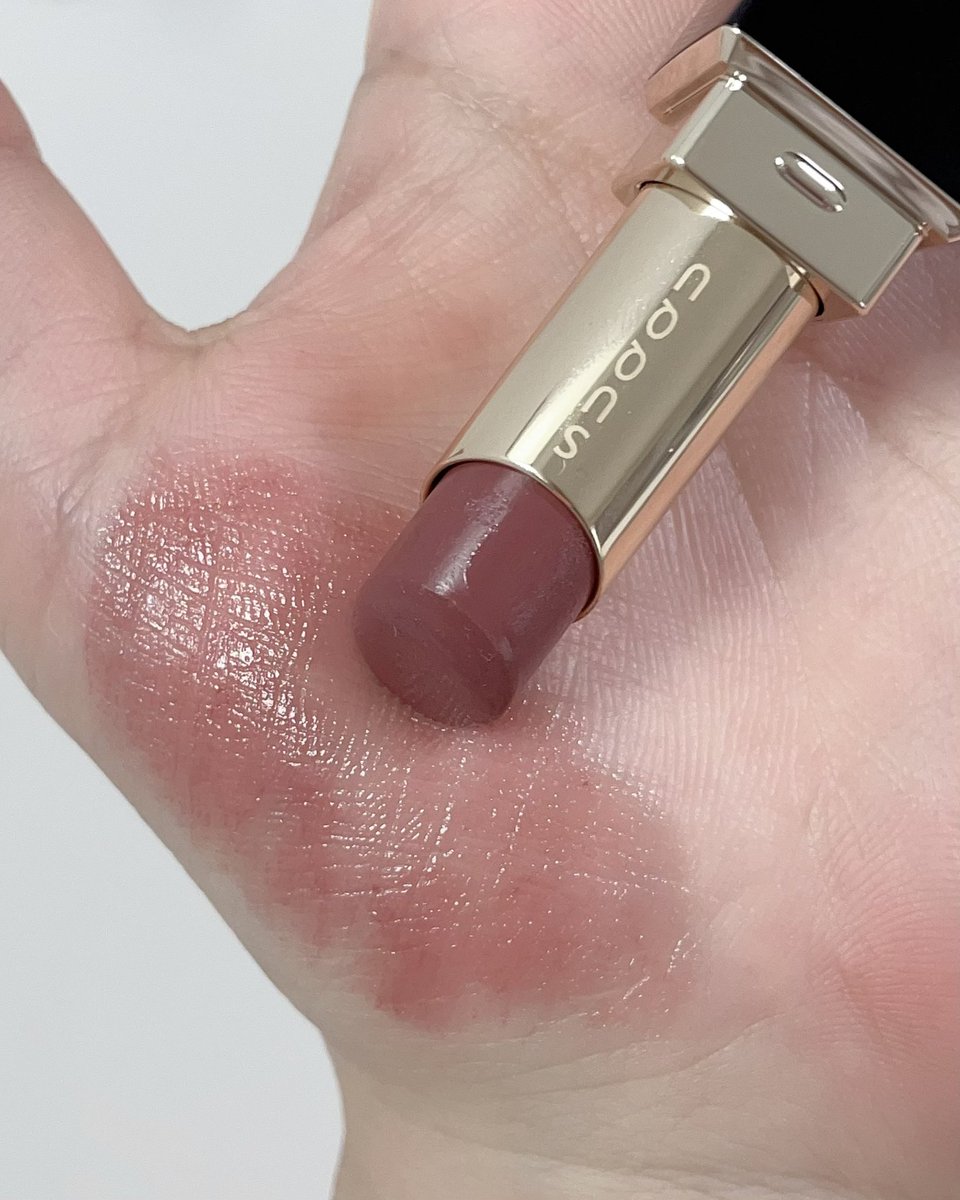 riri_kcosmetics's tweet photo. ブルベ夏の私が秋に使いたいデパコスリップNo.1は、SUQQU モイスチャーグレイズリップスティック 11 潤茶 URUMICHA🫖🍂ほんのりモーヴっぽさあるミルキーブラウンが旬な顔にしてくれる https://t.co/sGp8w0Ad5U