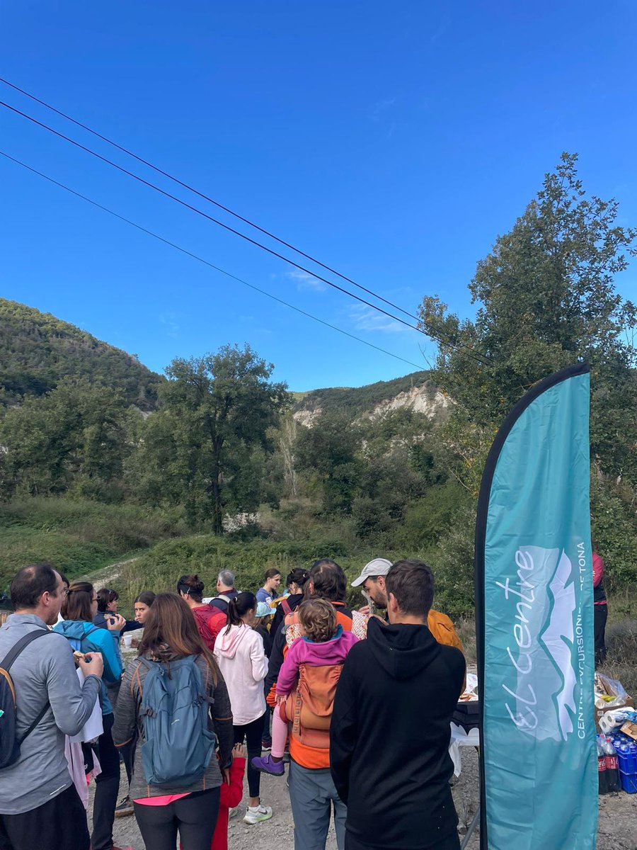 cextona's tweet photo. Tot i el vent de primera hora, vam ser prop d’un centenar de participants els que ens vam animar a sortir a buscar fites. L’ambient es va notar a cada pas: amb complicitats, rialles i alguna aventura improvisada. https://t.co/vgZeRTCKxL